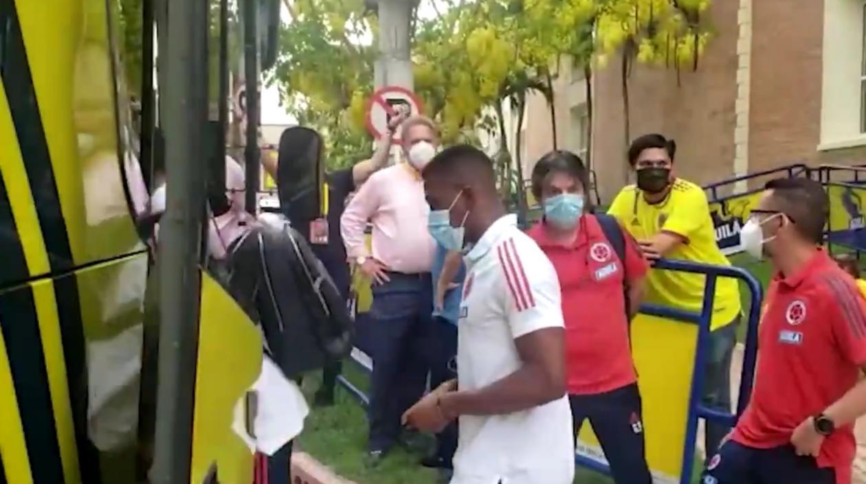 Jugadores de la Selección Colombia abordan el bus. 