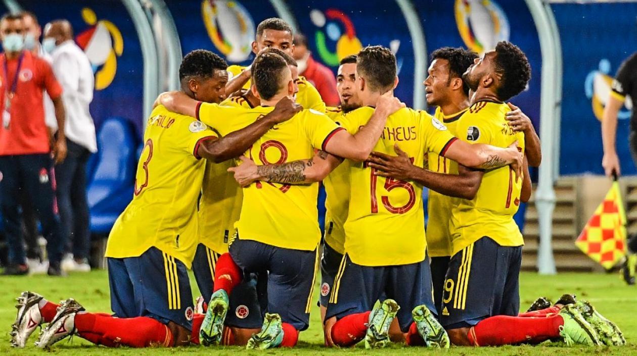 Jugadores de Colombia celebran el gol ante Ecuador. 