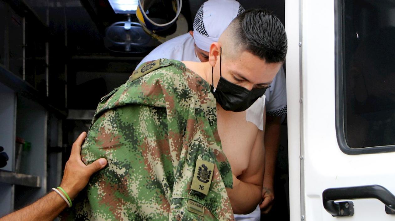 Un militar es atendido tras el atentado en Cúcuta.