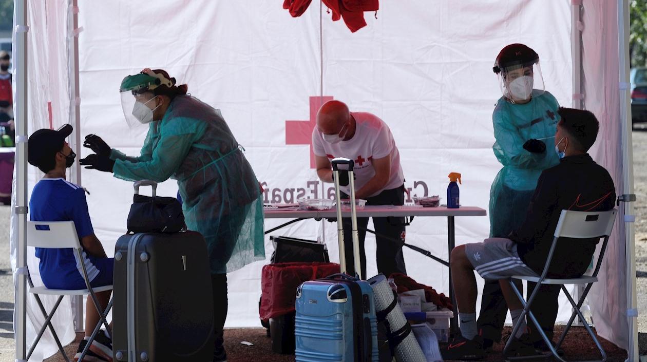 Varios trabajadores de Cruz Roja realizan una prueba PCR a un joven en Valladolid.