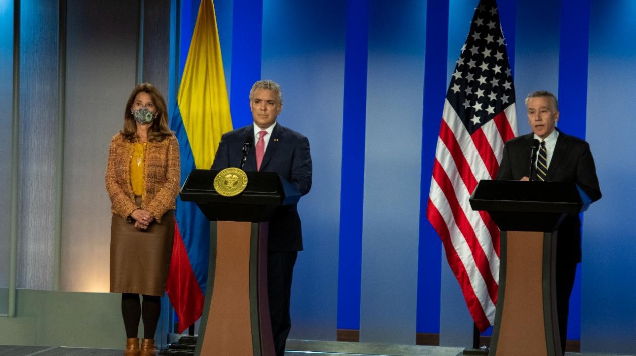 La vicepresidenta Marta Lucía Ramírez, el presidente Iván Duque y el embajador de Estados Unidos, en Colombia, Philip Goldberg.