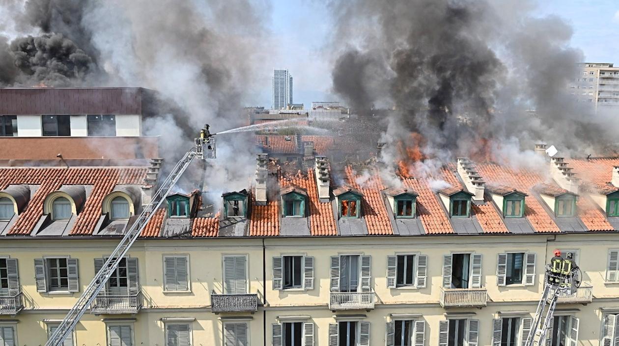 El incendio se produjo en los pisos superiores de un edificio ubicado cerca de la plaza de Carlo Felice.