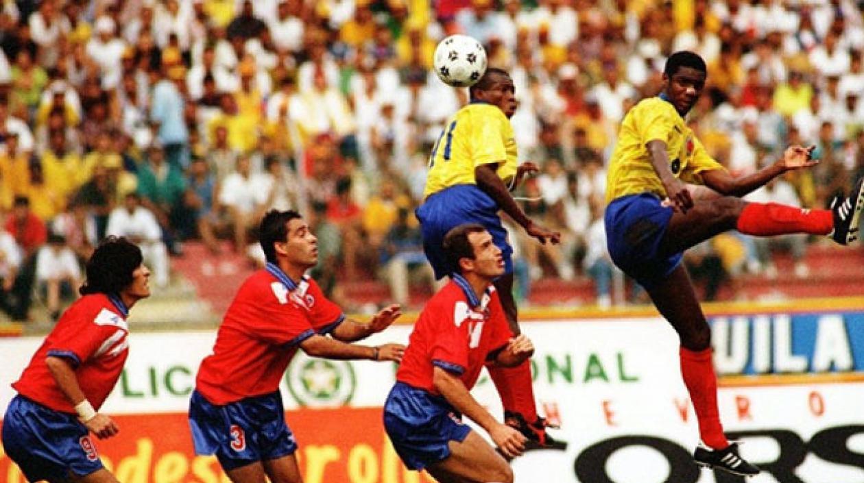 Harold Lozano y Faustino Asprilla cabecean el balón ante la defensa chilena. 