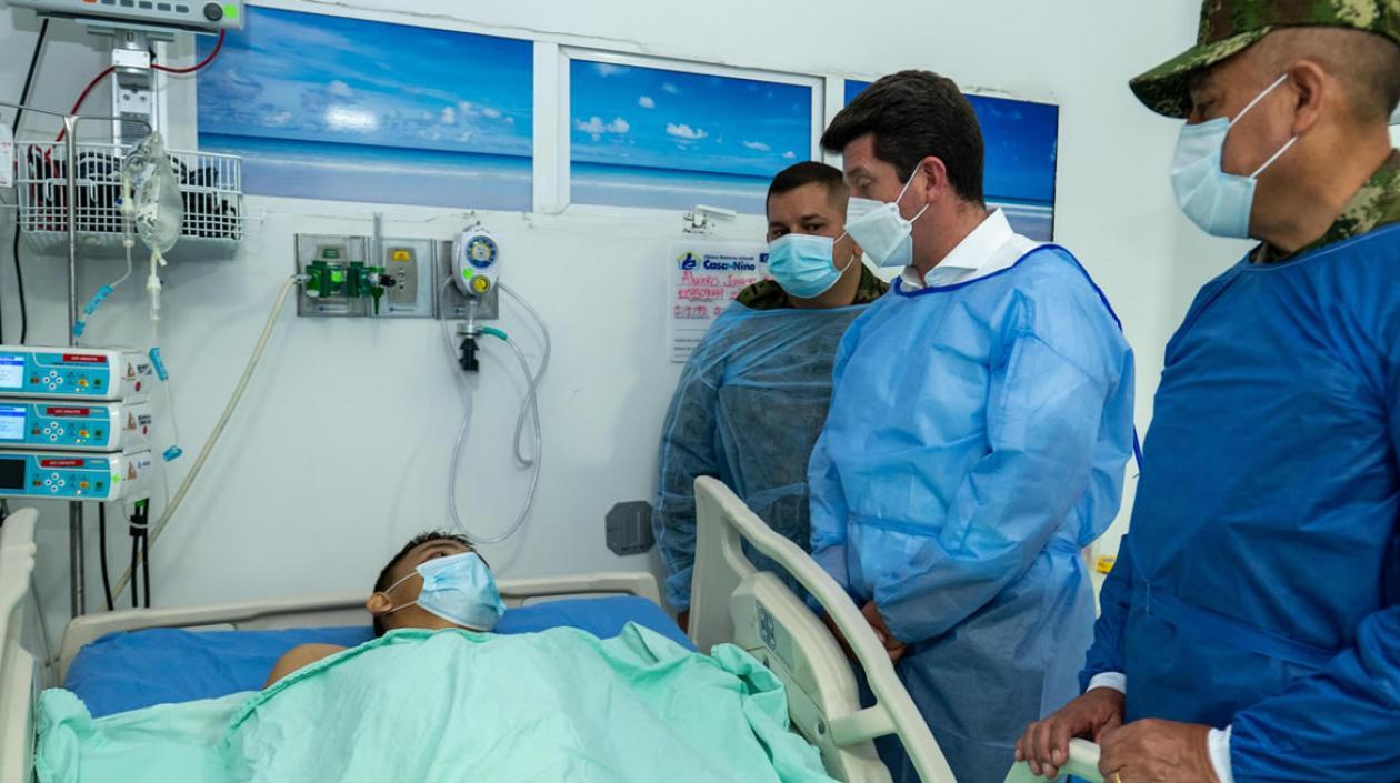 El ministro de Defensa, Diego Molano, visita uno de los heridos del atentado.