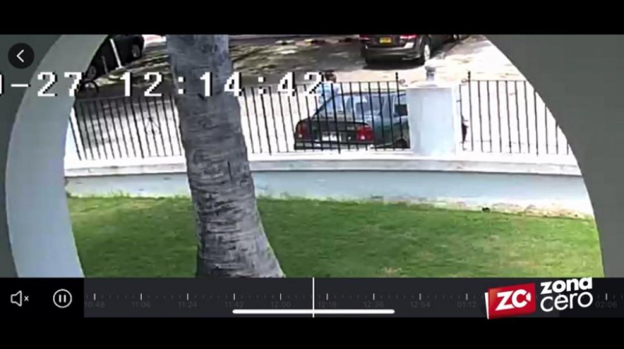 Momento del robo del vehículo en el barrio El Prado. 