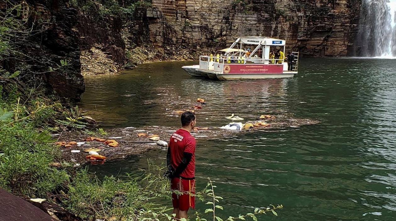 Bomberos en labores de búsqueda y rescate de las víctimas del accidente en el lago Furnas, un punto turístico del municipio de Capitólio.