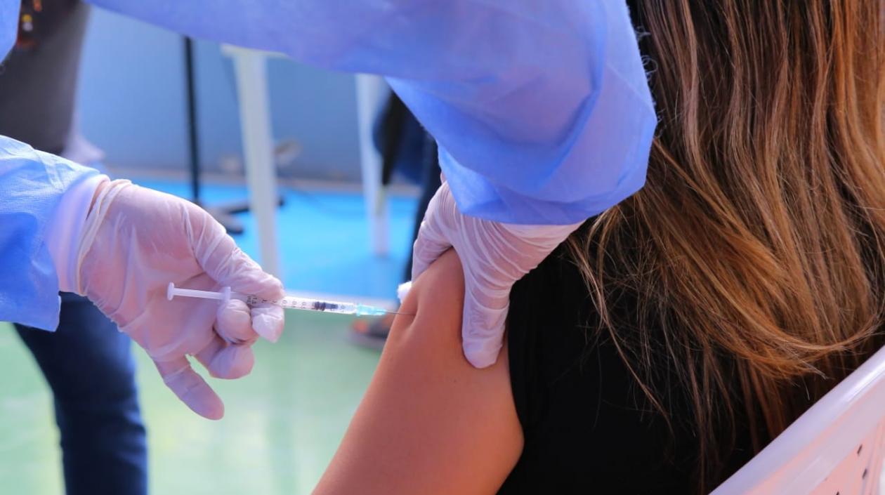 Una mujer se vacuna contra el Covid-19 en Colombia.