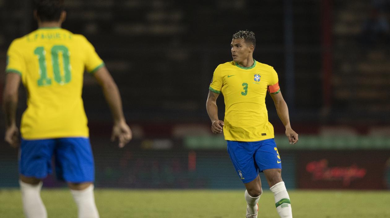 Thiago Silva en acción de partido. 