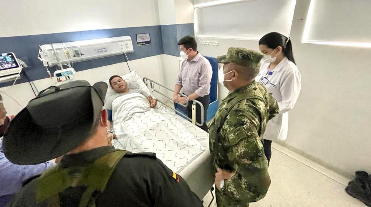 MinDefensa Diego Molano visita a policías heridos en atentado a caravana de gobernador del Caquetá.