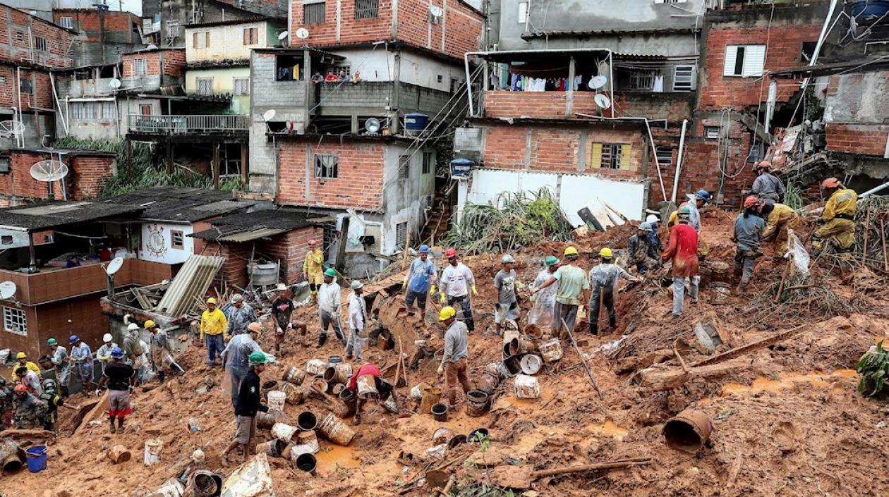Bomberos y voluntarios trabajan en el área de un deslizamiento de tierra provocado por fuertes lluvias, en Sao Paulo, Brasil.