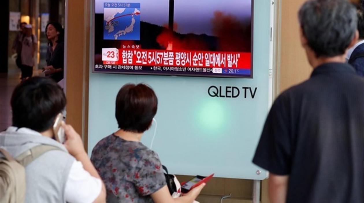 Ciudadanos observan la televisión que informa sobre el misil balístico que sobrevoló Japón