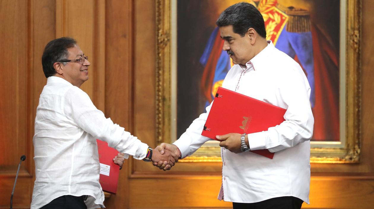Los Presidentes Gustavo Petro y Nicolás Maduro tras suscribir los acuerdos.