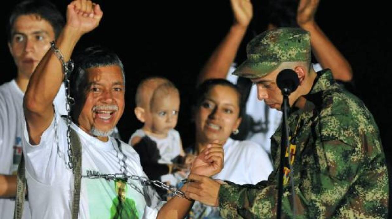 Gustavo Moncayo, con su hijo, el día de la liberación del militar.