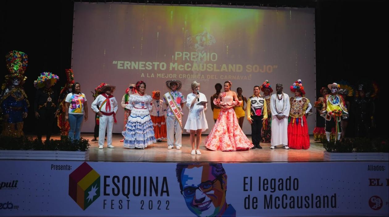 Sandra Gómez, gerente de Carnaval S.A.S, y los Reyes del Carnaval 2023.