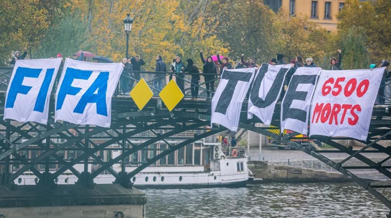 Activistas en el puente. 