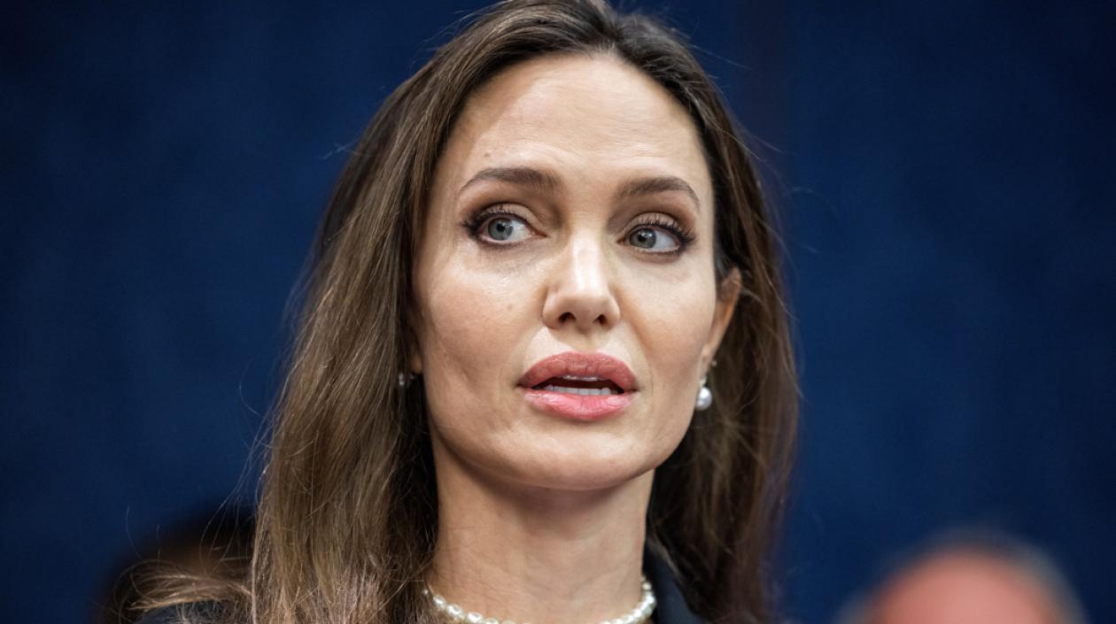 La actriz Angelina Jolie se unió a un grupo bipartidista de senadores para apoyar una Ley de Violencia contra la Mujer.