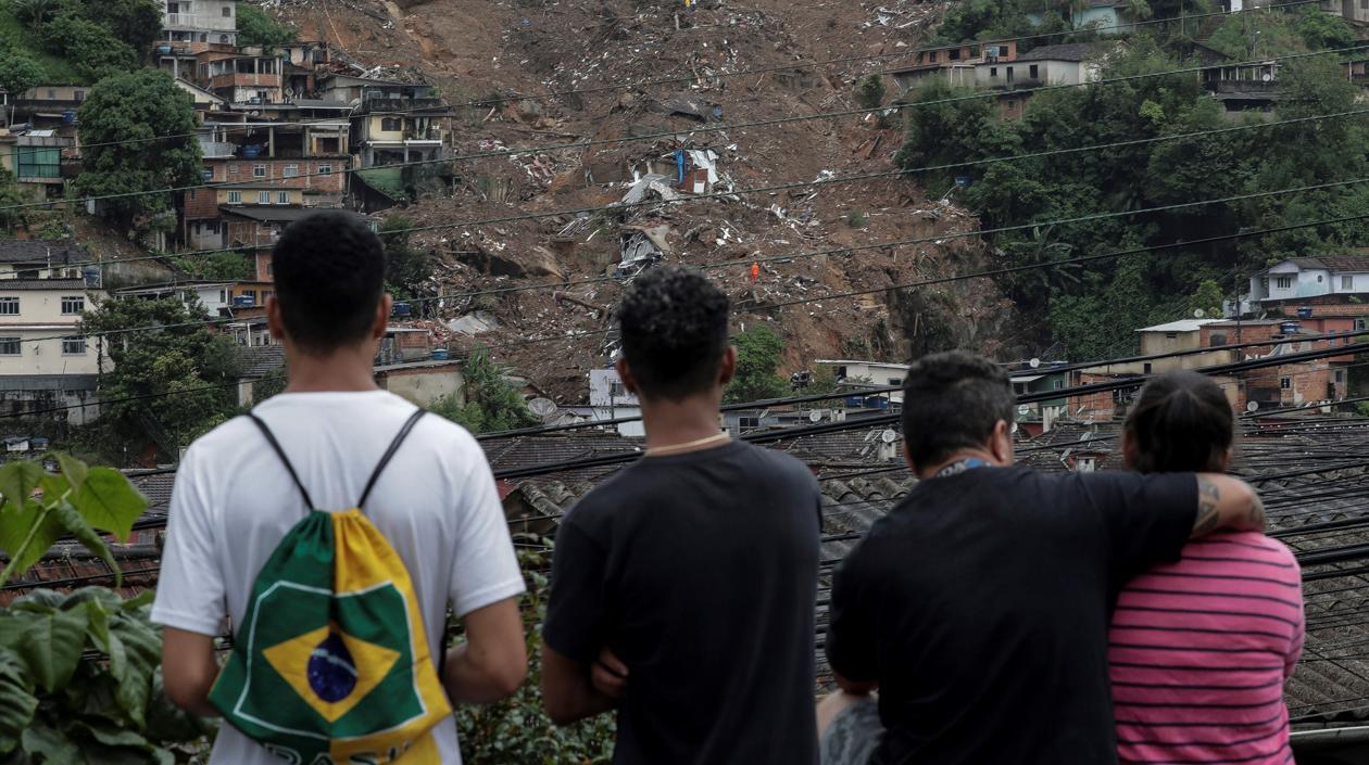 Varias personas observan la destrucción tras las fuertes lluvias del martes en el Morro de la Oficina, hoy, en la ciudad de Petrópolis, estado de Rio de Janeiro (Brasil). 