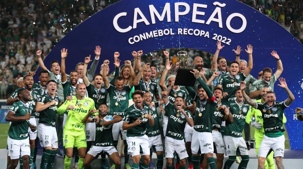 Jugadores del Palmeiras de Brasil celebran el título de la Recopa Sudamericana.
