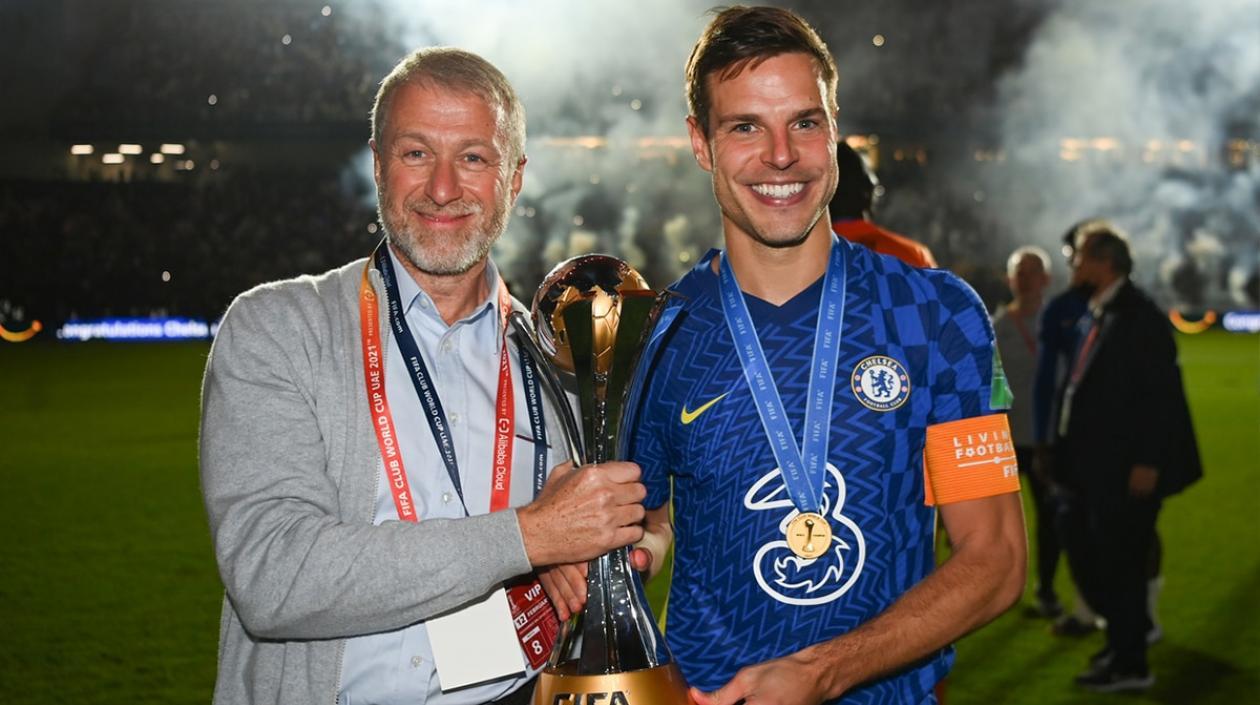 Román Abramóvich y César Azpilicueta con el trofeo del mundial de Clubes.