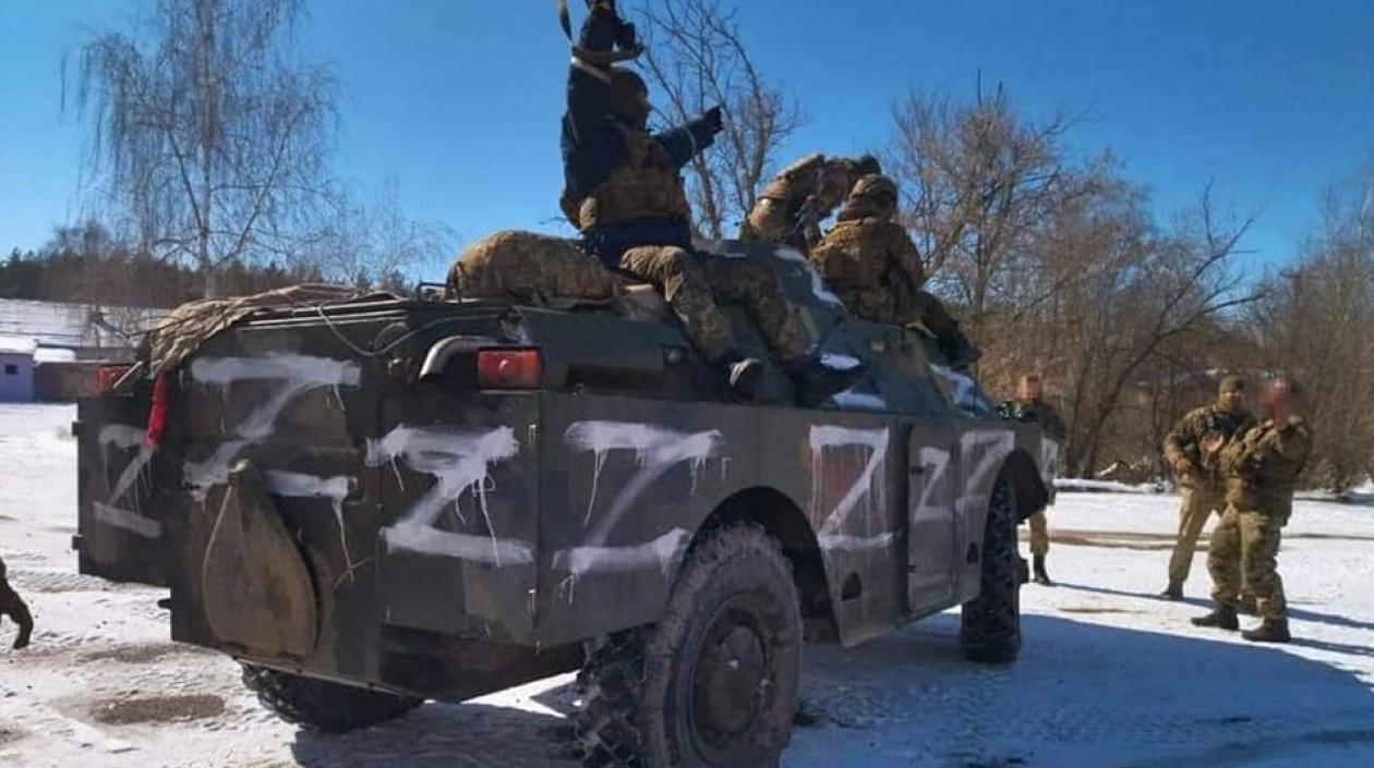 Soldados ucranianos capturaron un vehículo de guerra y a un militar ruso.