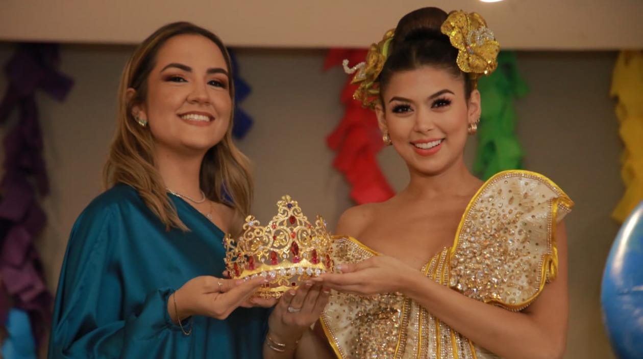 Valeria Charris, reina del Carnaval de Barranquilla, recibe una corona de Lina González Palmett.