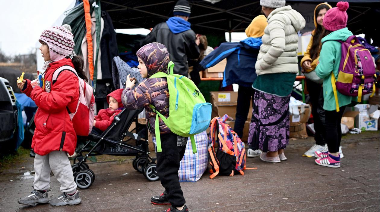 Niños ucranianos lograron con sus familias llegar a la frontera con Polonia.
