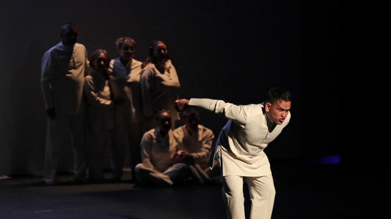 Actores presentan la obra "Victus" durante la inauguración de la XVII edición del Festival Iberoamericano de Teatro de Bogotá (FITB), hoy, en Bogotá (Colombia). 