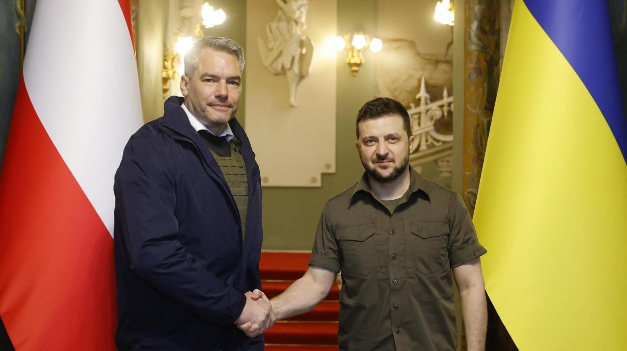 Karl Nehammer (izda) y el presidente ucraniano Volodímir Zelenski