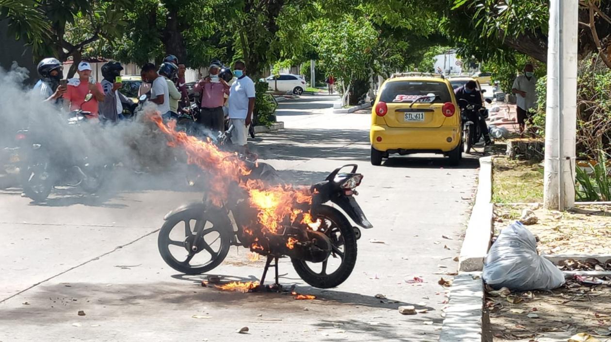 La moto quemada de los presuntos ladrones.