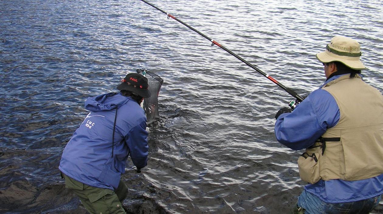 La prohibición de pesca deportiva empezará a regir en un año.