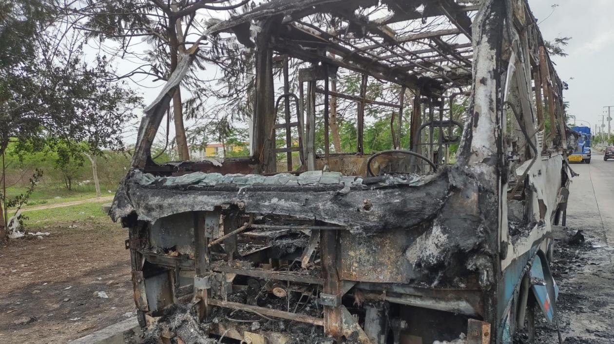Bus incendiado en la urbanización Caribe Verde, en Barranquilla. 
