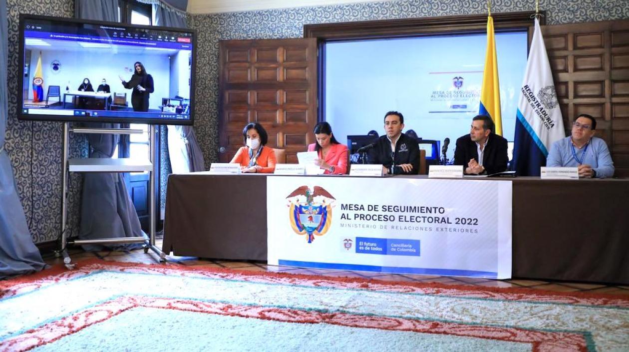 El Registrador Alexander Vega Rocha durante la apertura de las elecciones en el exterior.