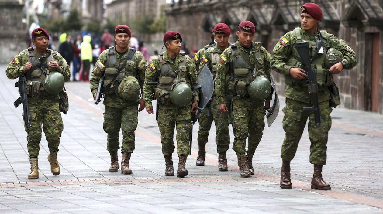 Despliegue militar para controlar la situación en Ecuador.