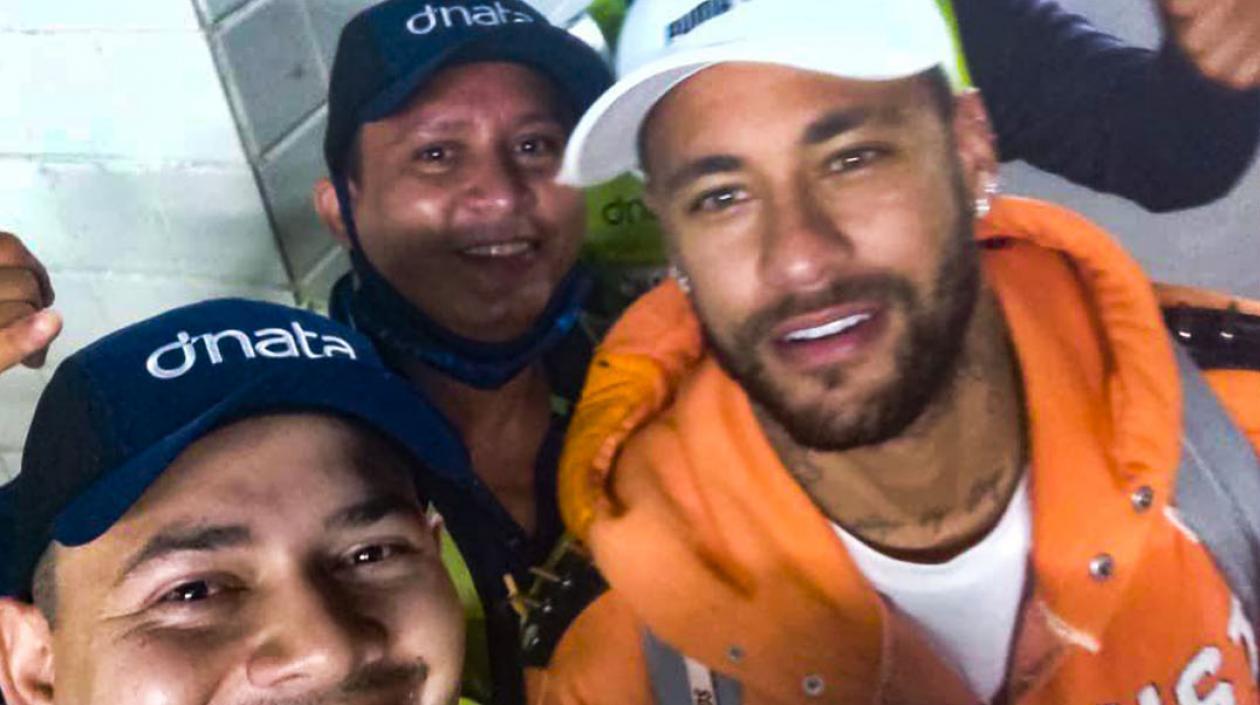 Neymar y los trabajadores del aeropuerto. 