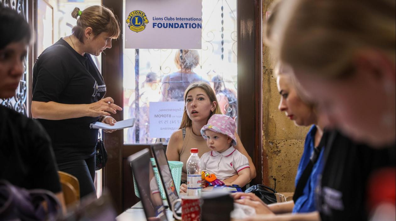 Una madre ucraniana y su hija piden ayuda alimentaria en un puesto de Odessa.