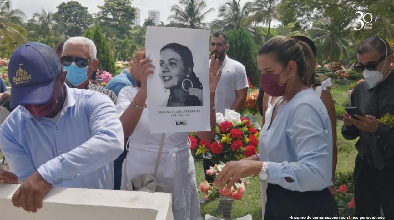 La familia de Marina Isabel Ferrer de Velásquez recibiendo los restos mortales.