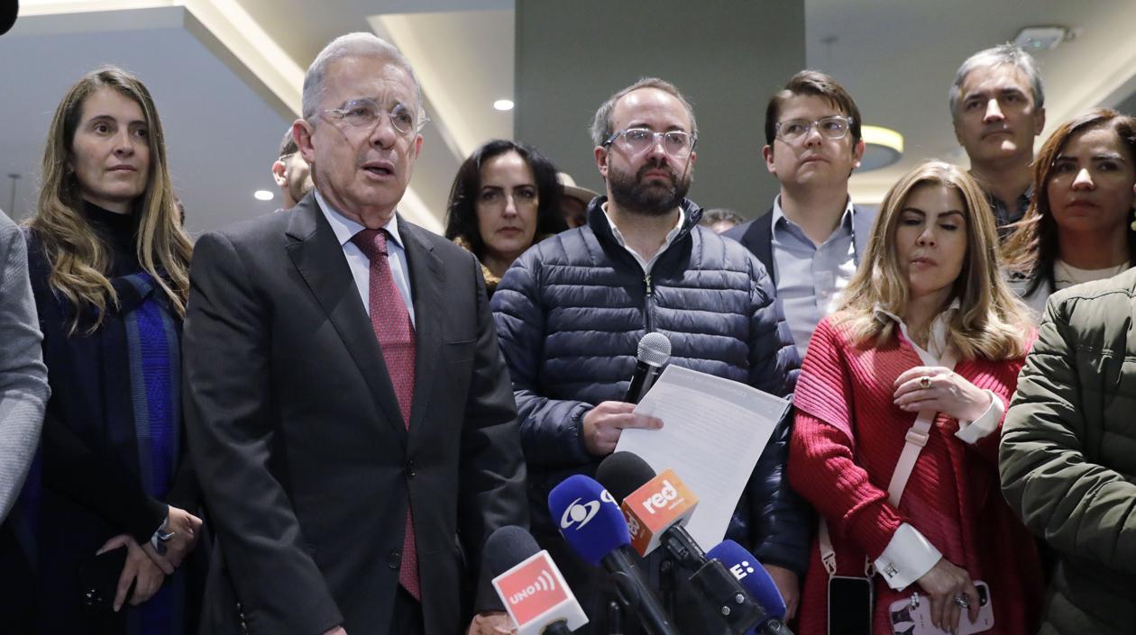 El expresidente de Colombia Álvaro Uribe Vélez durante una rueda de prensa junto a integrantes del partido Centro Democrático