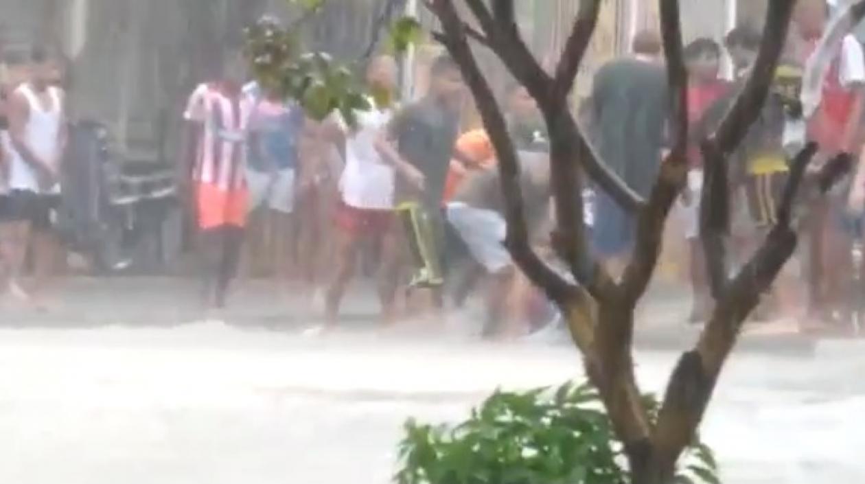 Momento de enfrentamiento bajo la lluvia en el barrio 7 de Abril. 