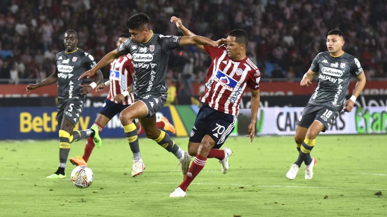El goleador Carlos Bacca en lo suyo, atacando al rival.