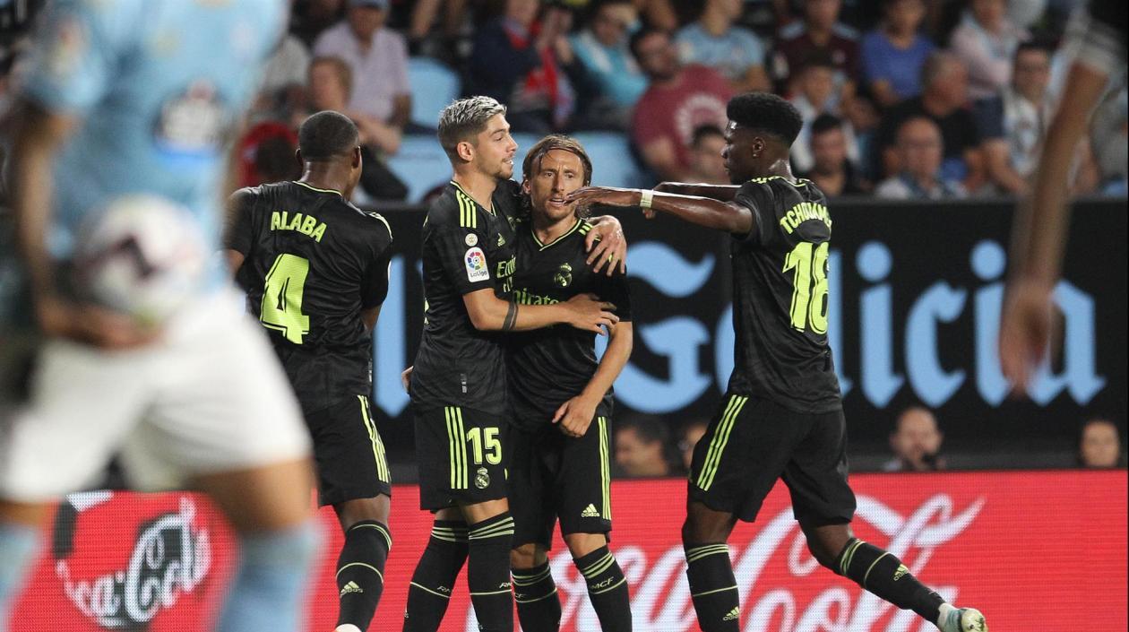 Luka Modric celebra con sus compañeros tras marcar el segundo gol ante el Celta