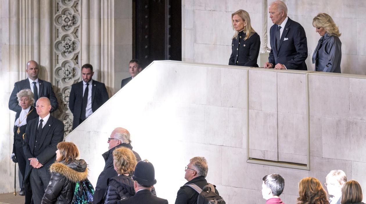 El presidente de los Estados Unidos, Joe Biden, y a la primera dama, Jill Biden, asisten a la capilla ardiente de la reina Isabel II.