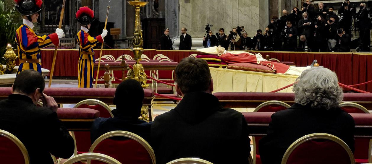 El cuerpo del Papa emérito Benedicto XVI.
