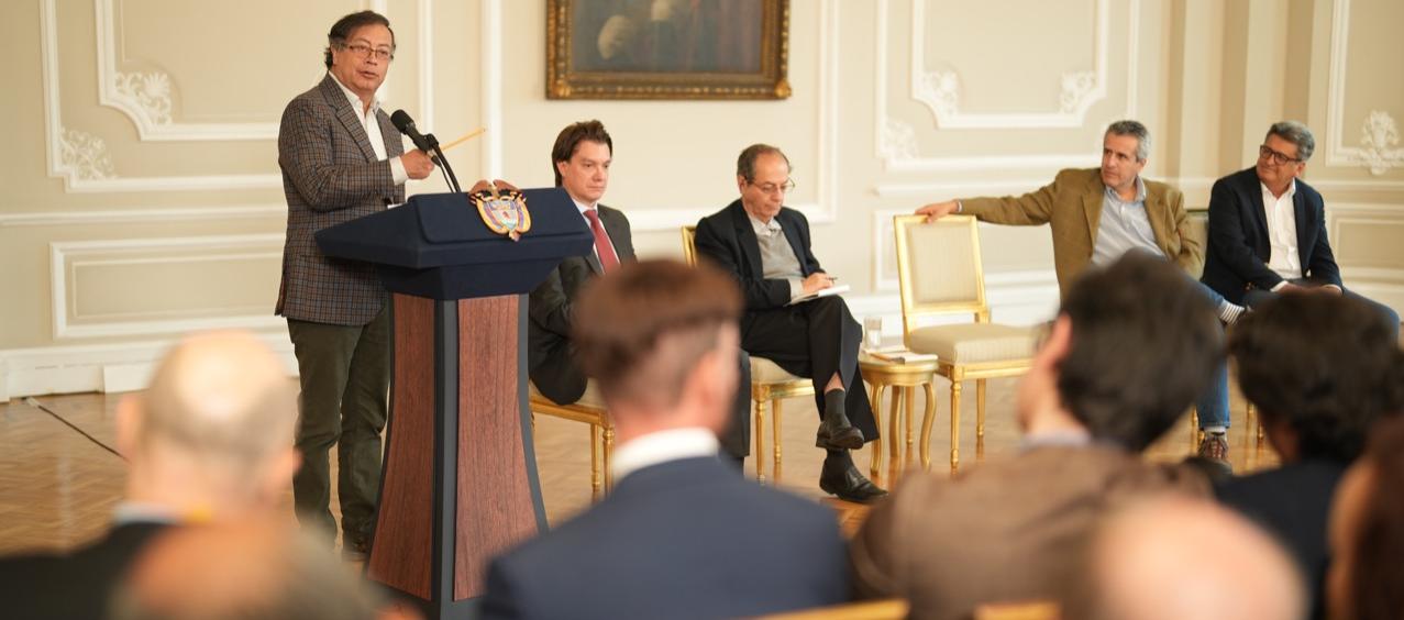 El Presidente Petro durante la reunión con los tenderos.
