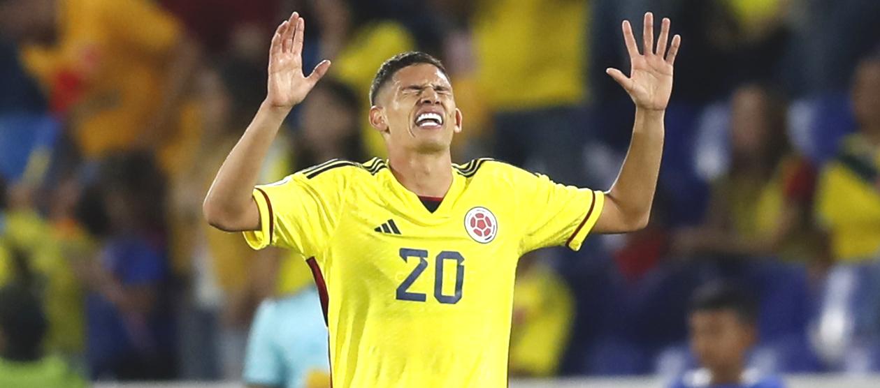 El atacante Daniel Luna celebrando el empate colombiano.