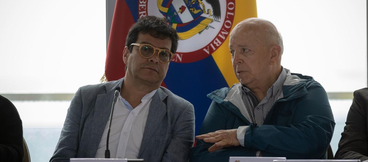 Alto comisionado para la Paz en Colombia, Danilo Rueda y el jefe del equipo negociador del Gobierno con la guerrilla del ELN, Otty Patiño.