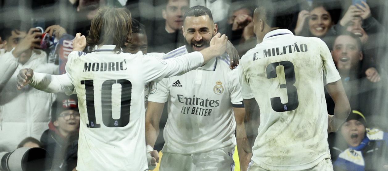 Karim Benzema celebra su gol con Luka Modric y Éder Militao.