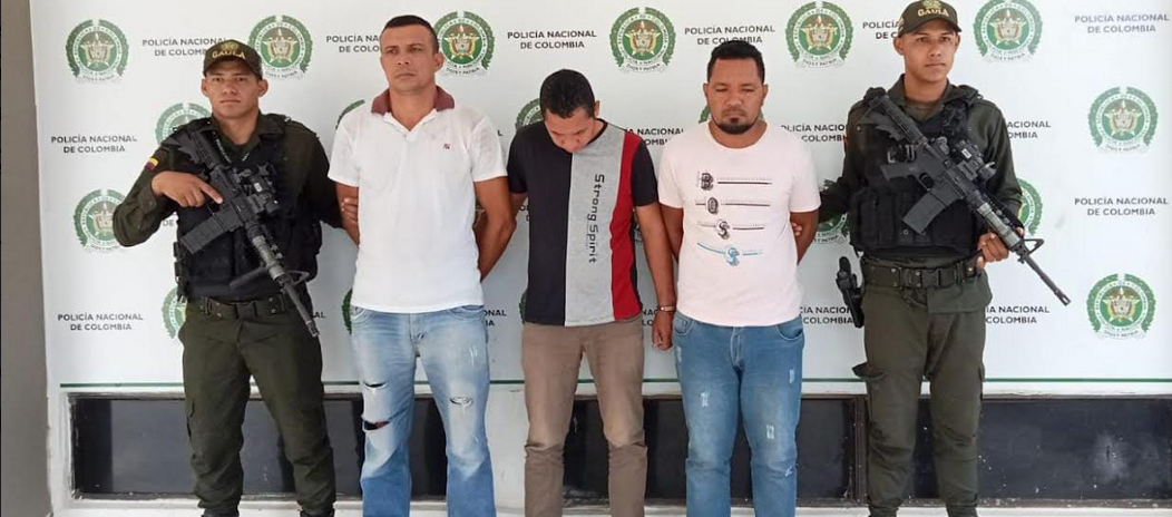 Los tres capturados fueron mostrados a la prensa de Valledupar.