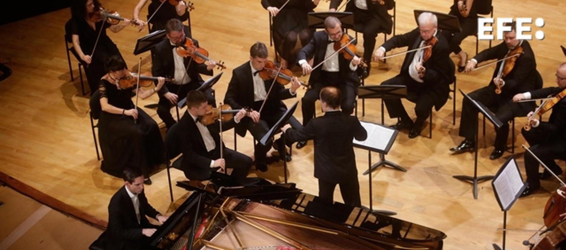 La Orquesta de Cámara de Praga, bajo la dirección del checoslovaco Zbynêk Müller, interpreta el concierto inaugural del Festival Internacional de Música de Cartagena.