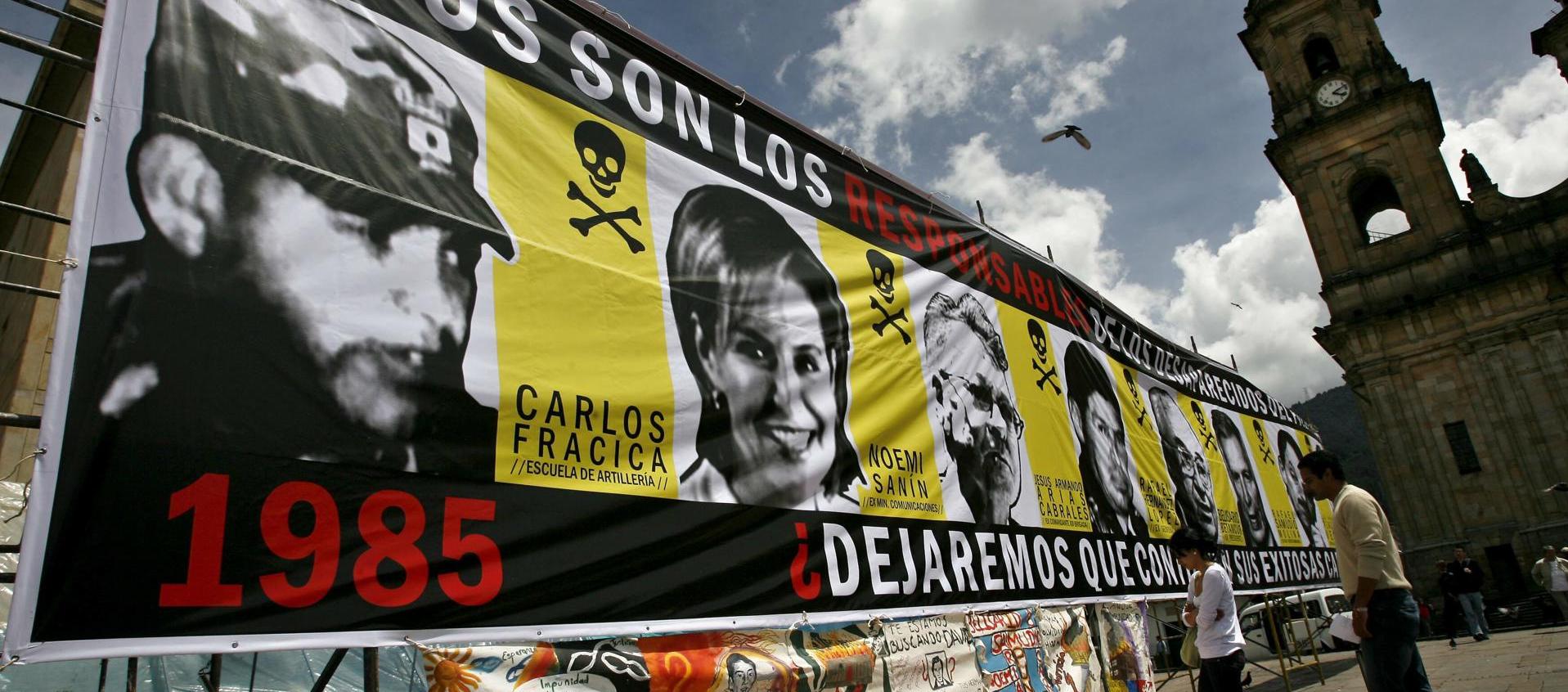 Familiares de los muertos y desaparecidos por el asalto de guerrilleros del M-19 al Palacio de Justicia de Bogotá ocurridos el 6 y 7 de noviembre de 1985.
