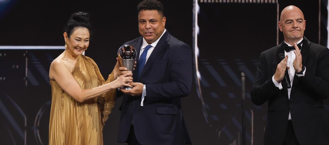 Ronaldo Nazario entregó un trofeo a Marcia Ayoki, viuda de Pelé.